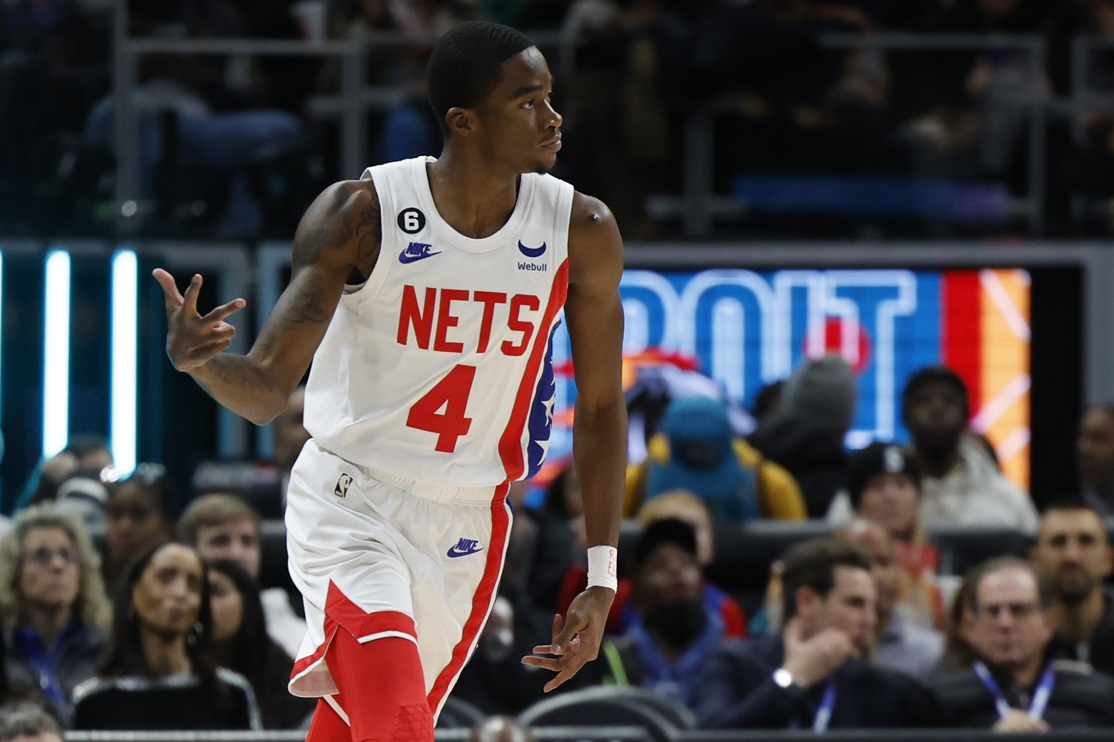 Woj:黄蜂与前篮网球员萨姆纳签下一份一年合同