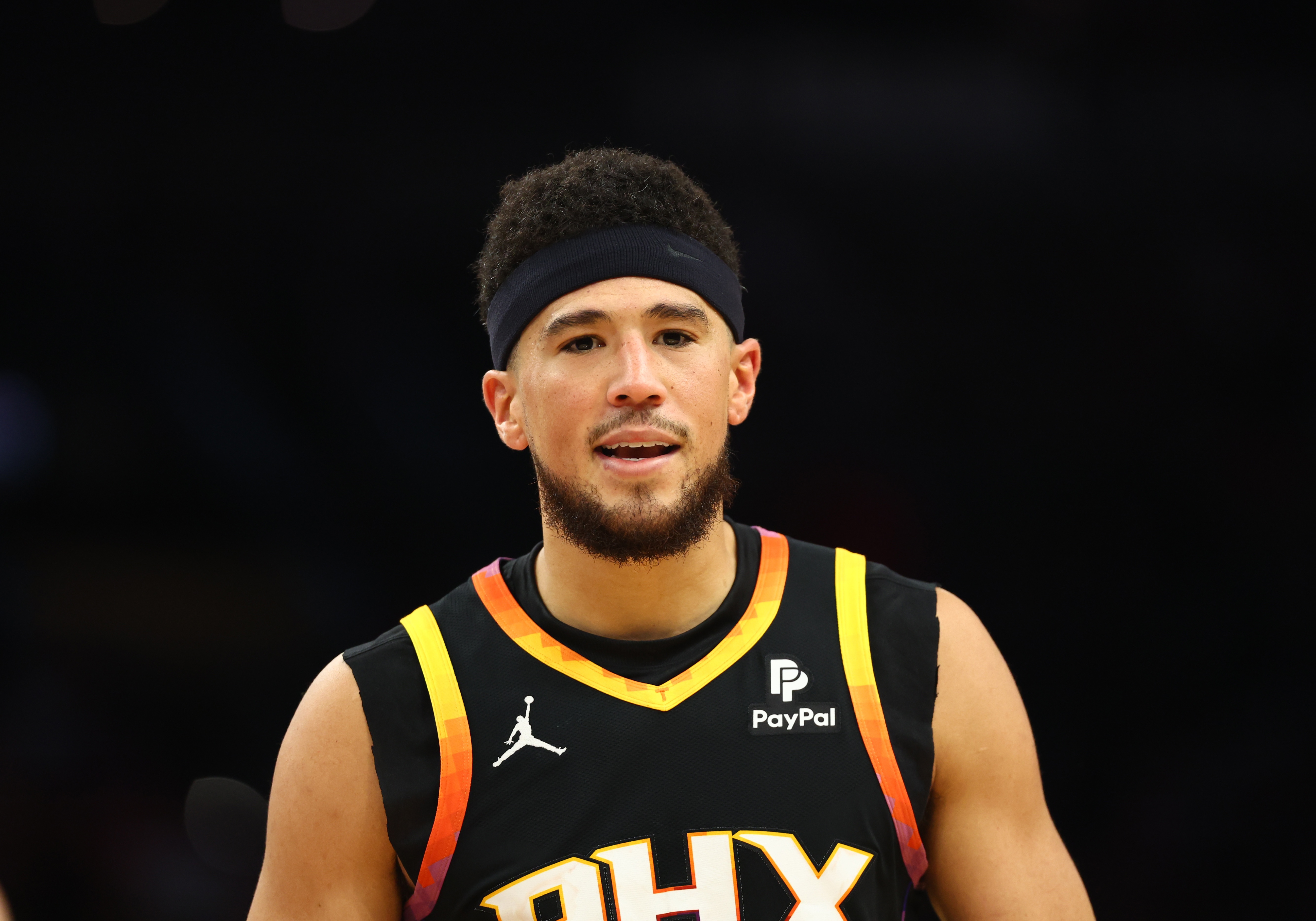 布克:想在NBA赢球并不容易 我们要继续互相学习&别怕互相问责