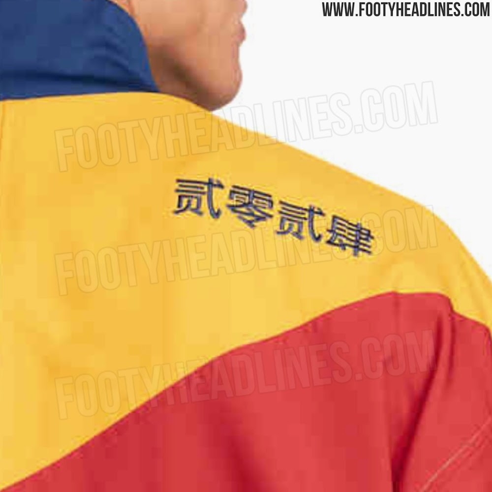 巴萨2024中国新年元素夹克曝光,夹克背面用中文写着“贰零贰肆”