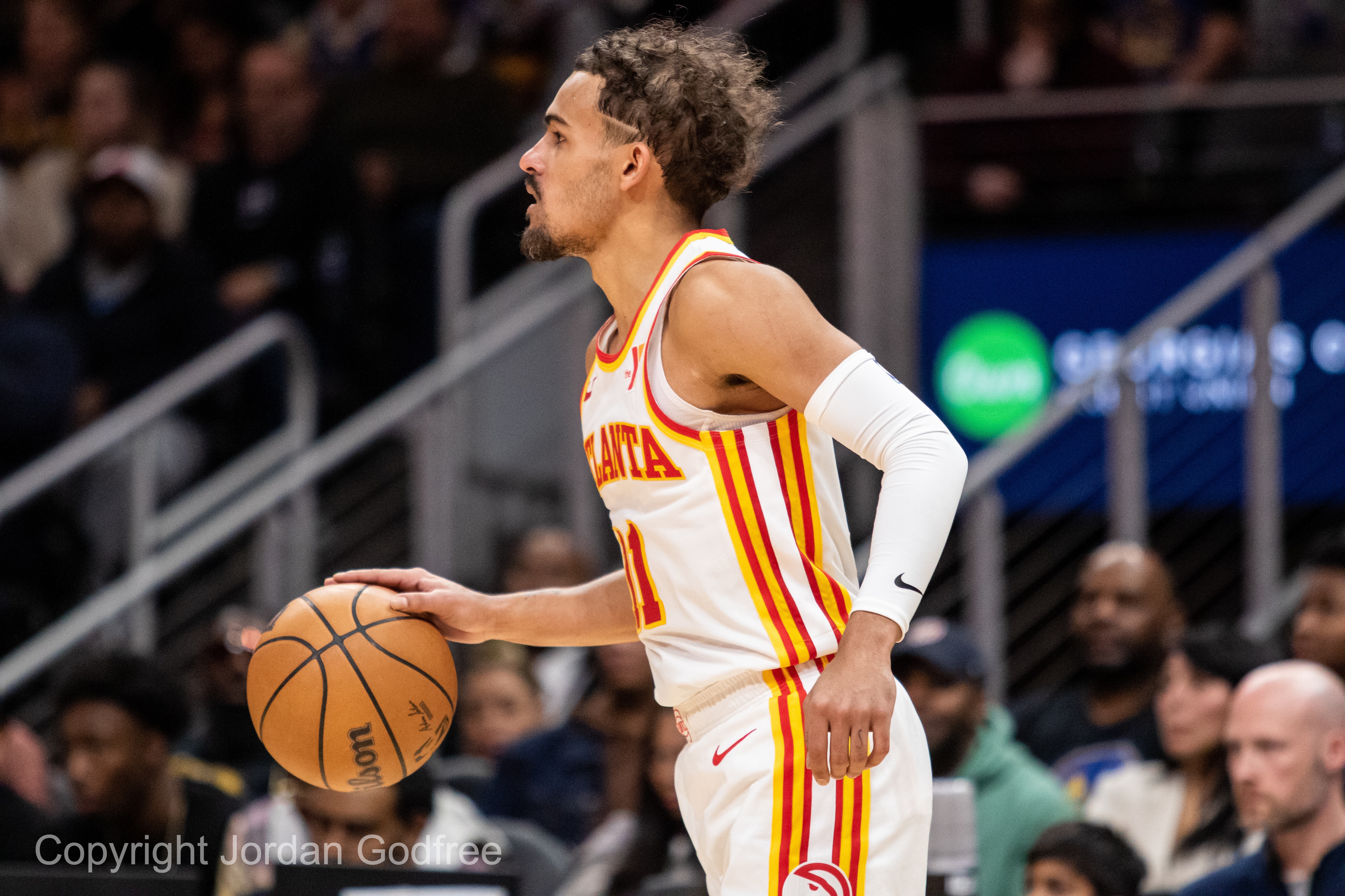 效率不高!特雷-杨半场16中6得到15分4助