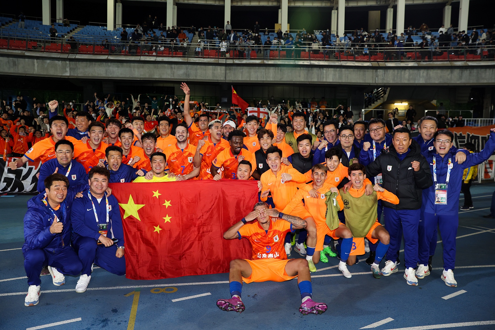 国学博主作诗赞泰山队:此际放歌须纵酒,扶桑夜色满橙旗