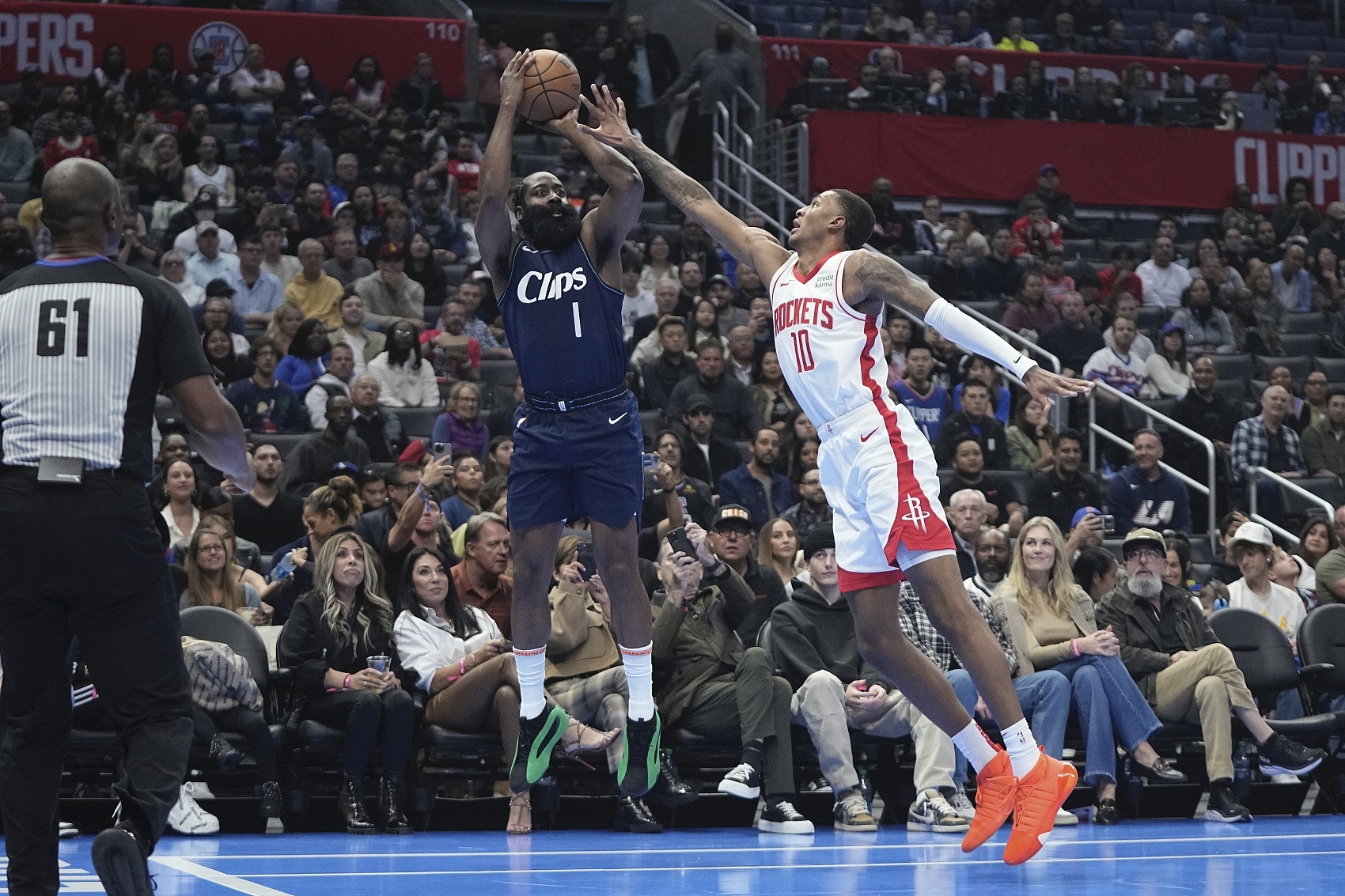 NBA官方:3月7日快船客战火箭比赛提前半小时开打 并将全美直播