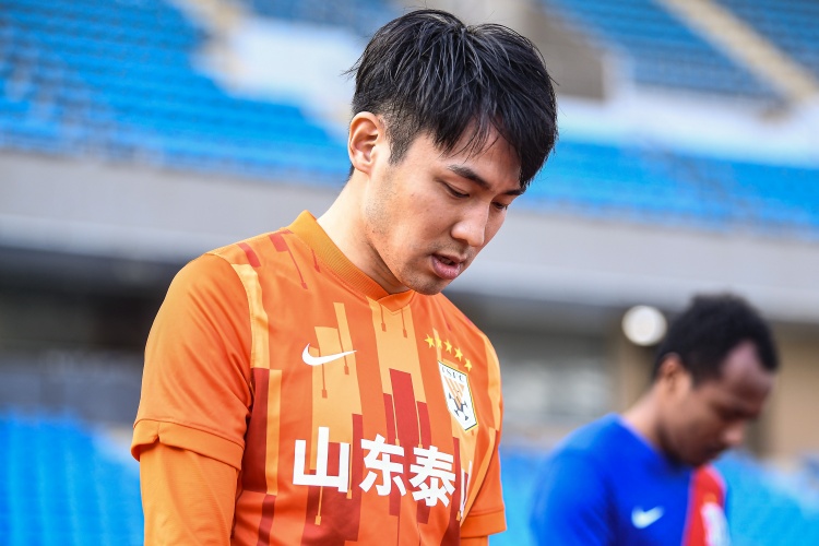 记者:吴兴涵今晚将出任泰山首发边后卫,比赛感觉会大开大合