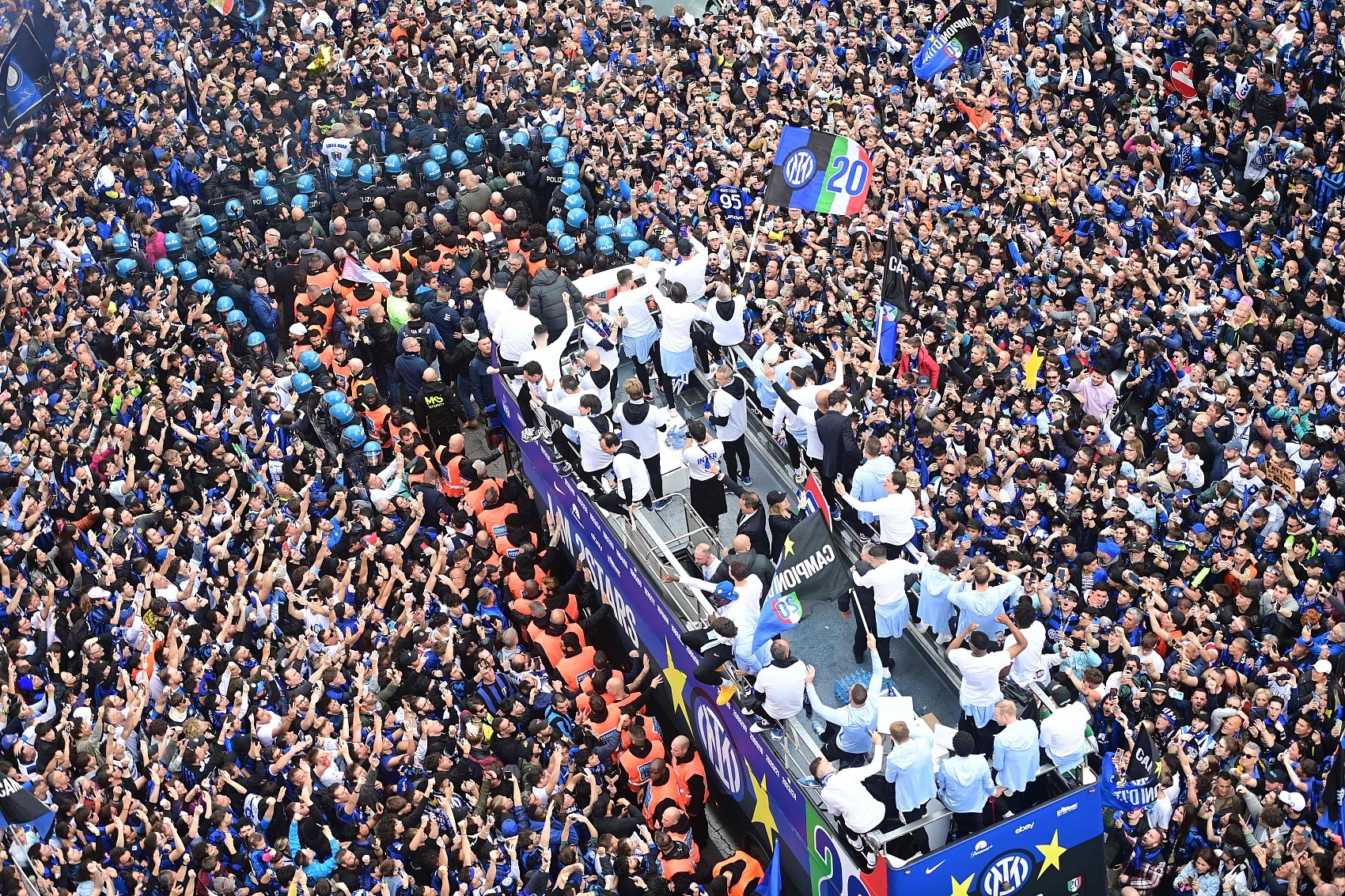 意媒:超35万人参加了国米夺冠游行,40多人受到救护车救助
