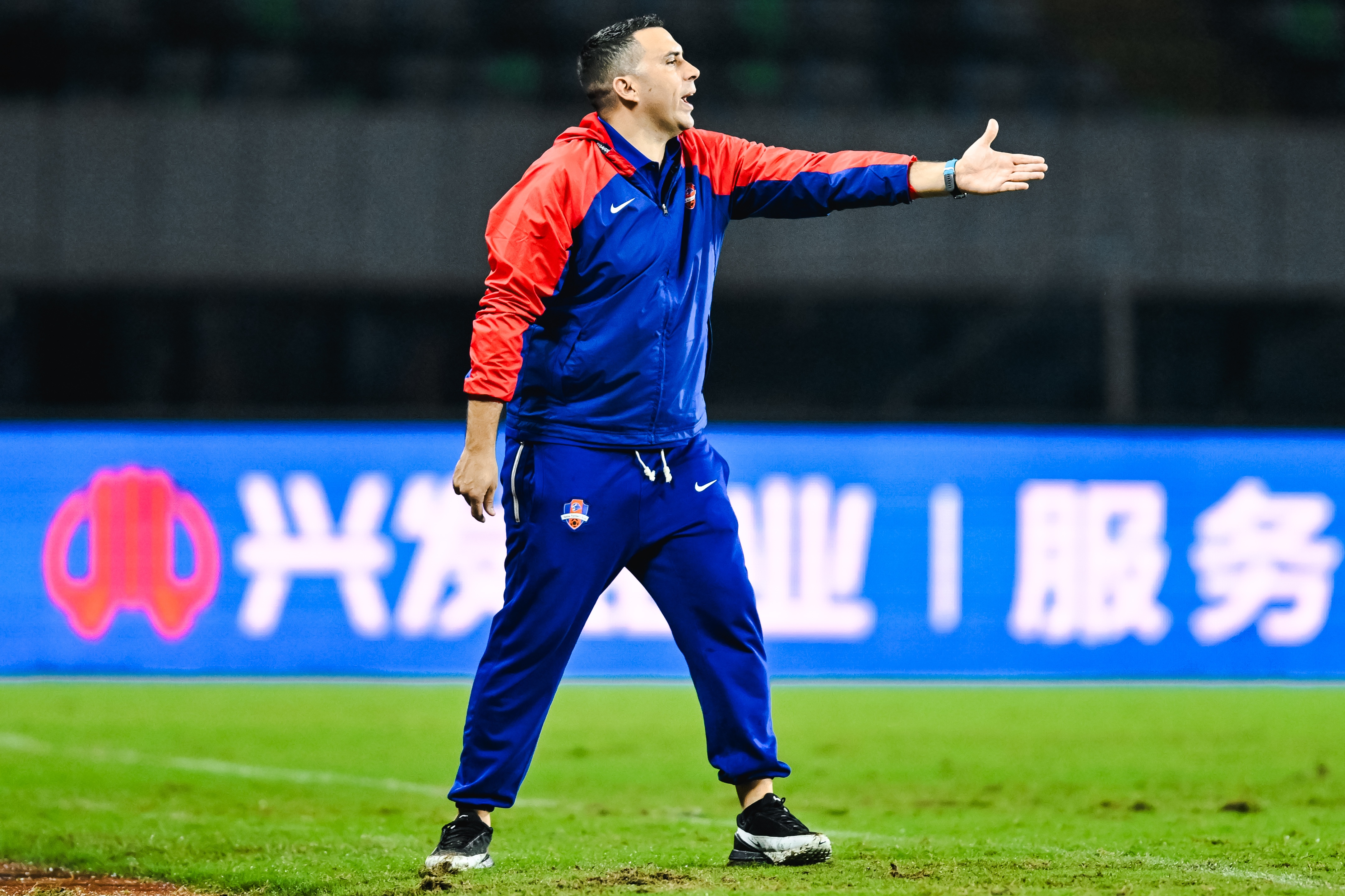 足球报:梅州客家主教练巴勃罗离任,助教曲刚暂时代理