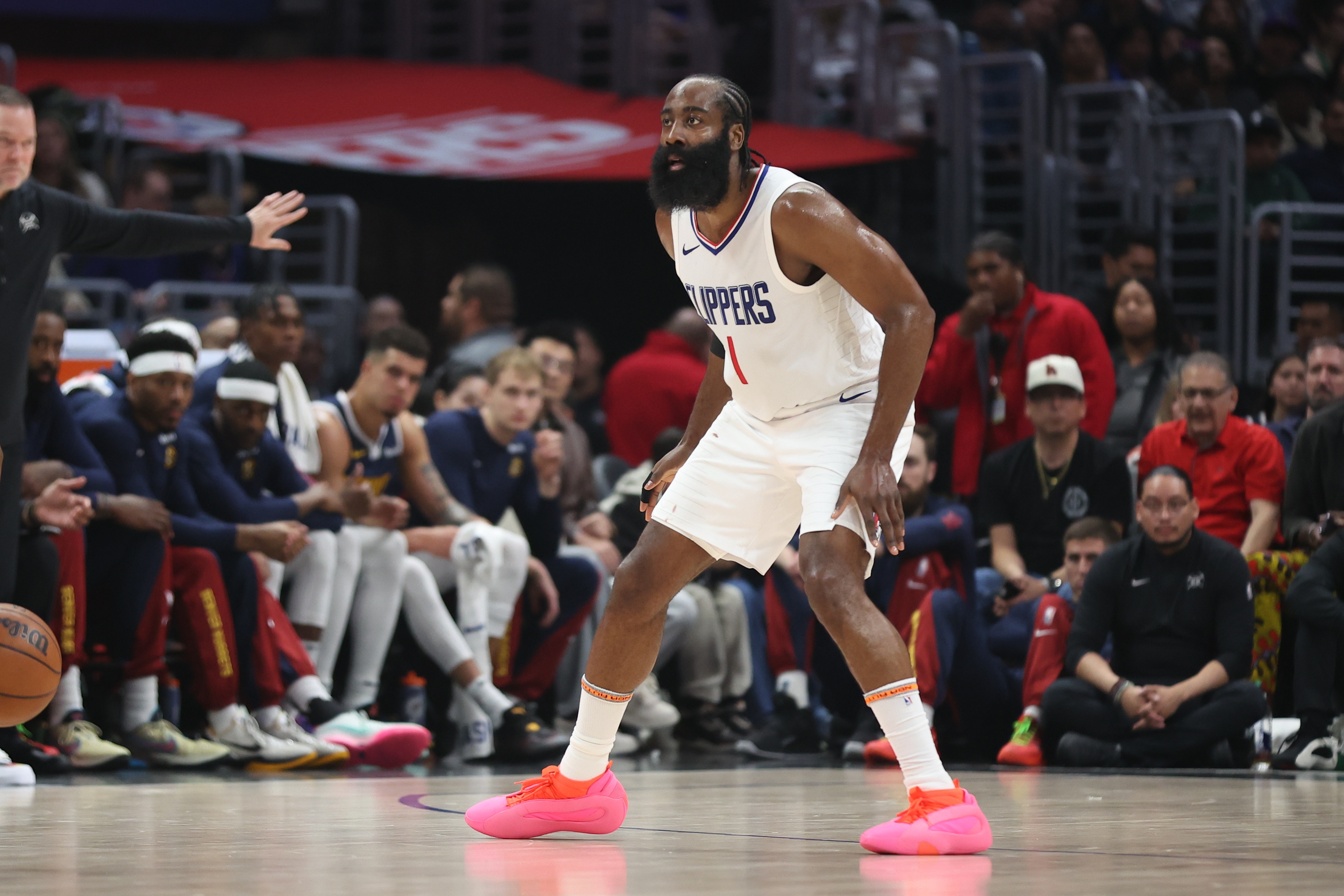 Woj:詹姆斯降薪能腾出的中产特例仅1295万 哈登若回快船能拿双倍
