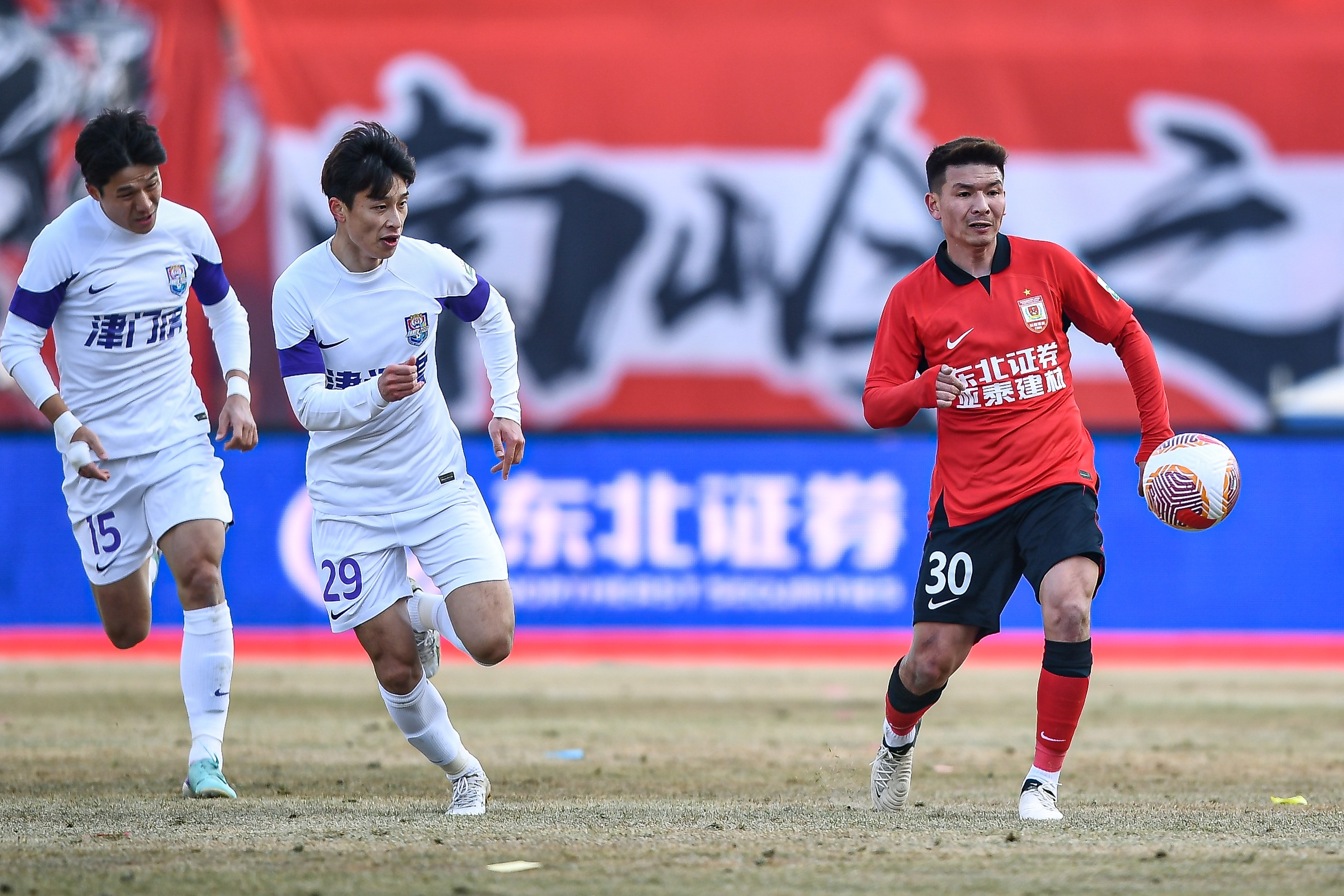 今年第五次交战!津媒:津门虎将在下周再次与亚泰约战热身赛