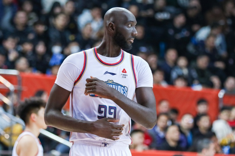 法尔:CBA对抗非常强 很多NBA里犯规的动作在CBA都不吹