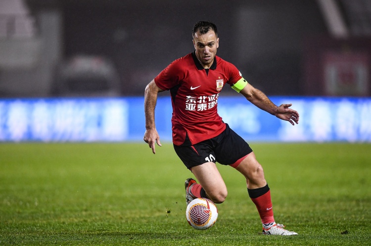 媒体人:国安在谈塞尔吉尼奥,但还没到板上钉钉的时候