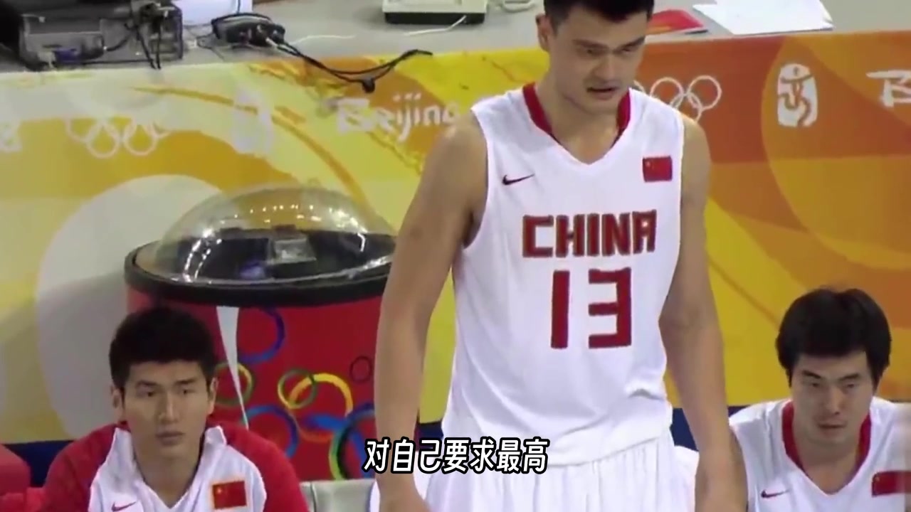 杨毅：姚明对篮球特别执着！他跟科比凑一块真能对付到一块去