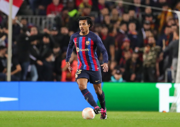 世体：孔德打满巴萨本赛季所有比赛，是除特尔施特根外唯一一人