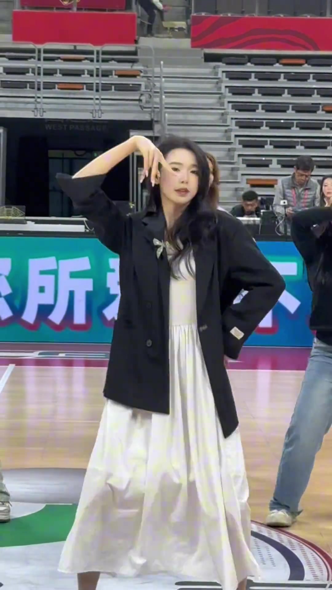 哇！广州美女啦啦队队长穿小白裙排练舞蹈