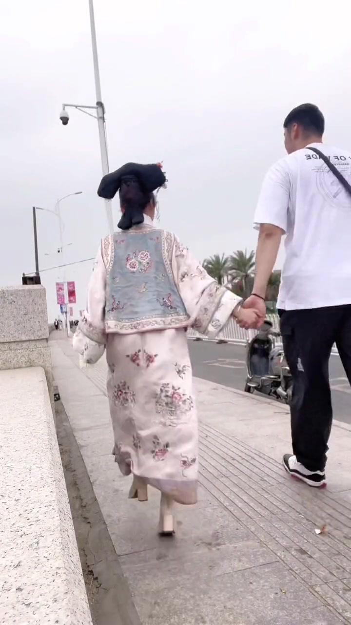 身穿古装的小女友晒和赵义明一起逛街视频：今天出门带的公公有点小气都不给买好吃的
