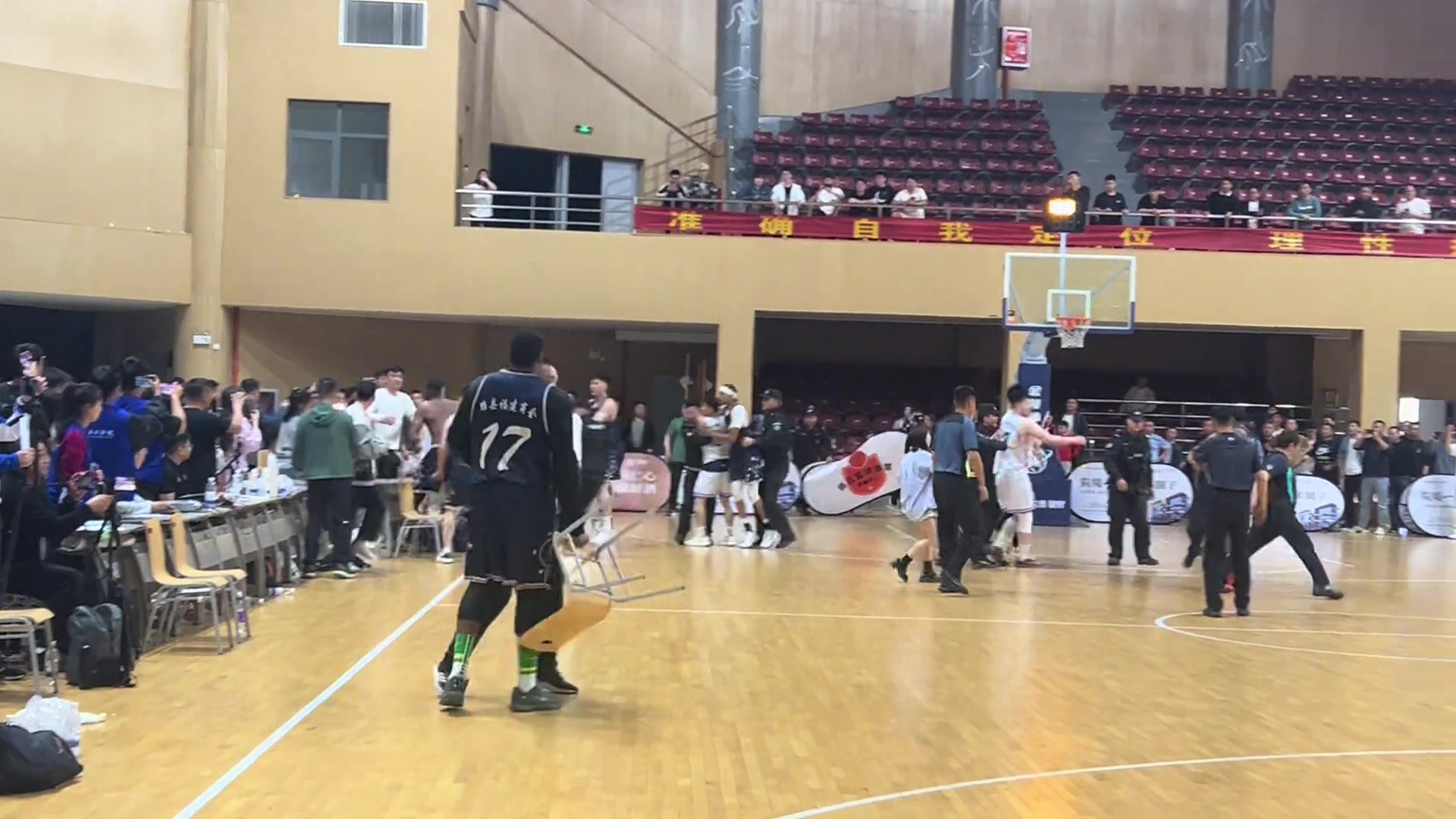 商丘工学院篮球赛爆发冲突黑人球员被国内球员追着打