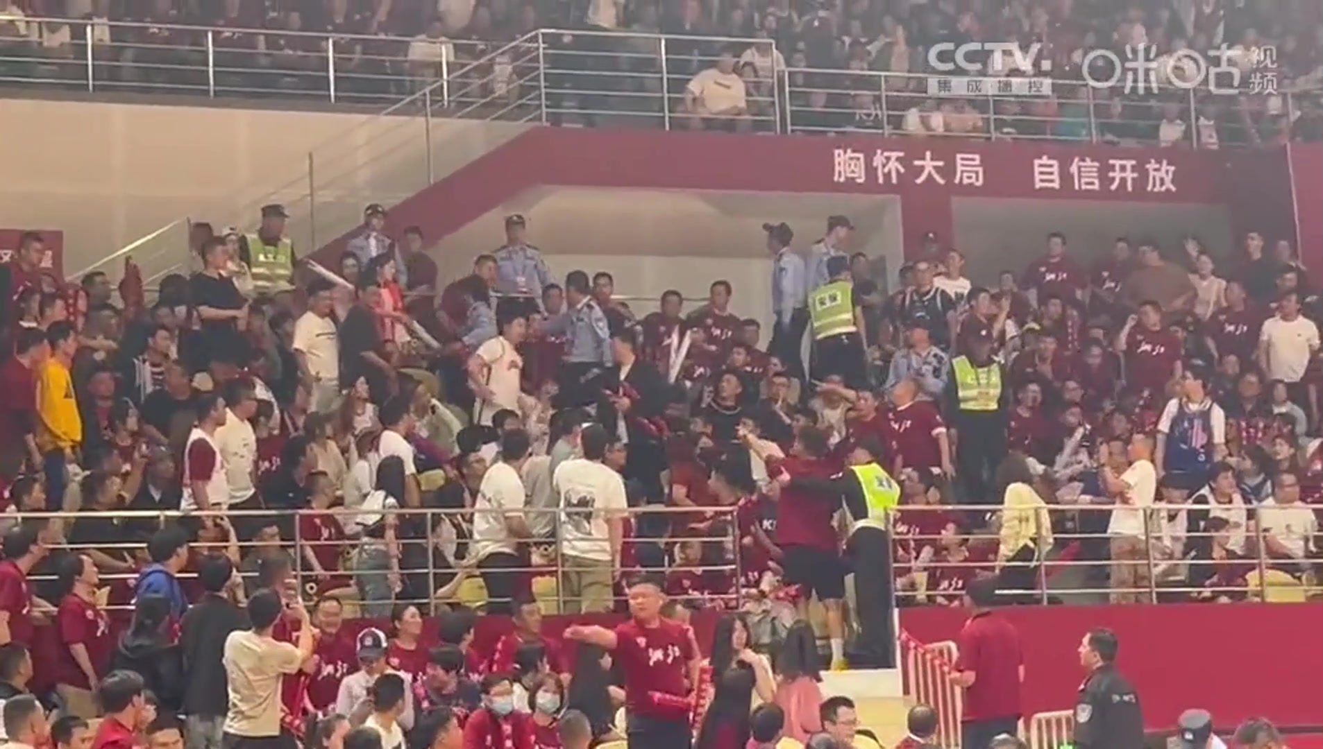 场上激烈场下也激烈！看台上浙江上海球迷互喷被安保人员拉开