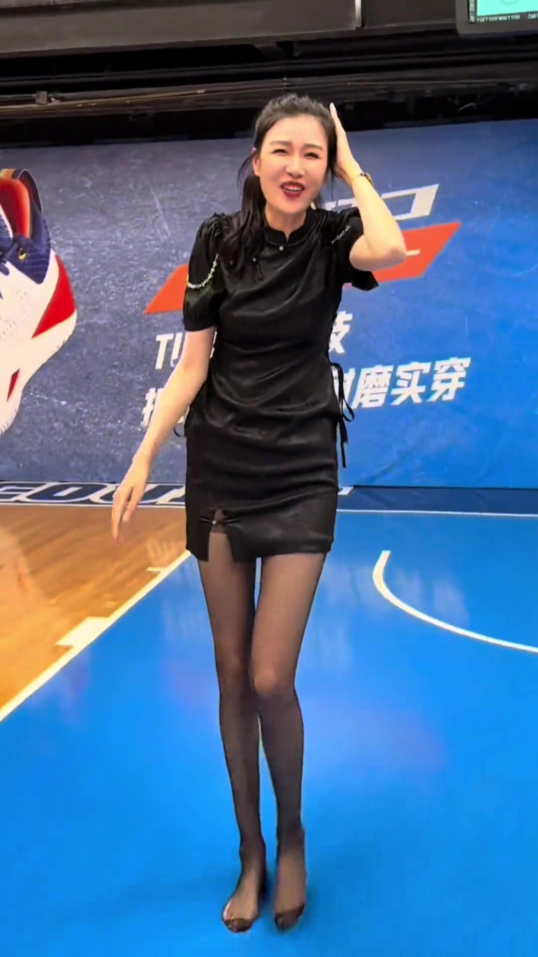 这大长腿！前中国女篮球员许诺穿黑丝光脚打球